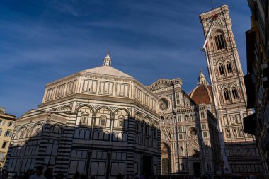 Florence, İtalya - 5 Kasım 2024: Floransa şehir manzarası ve Giotto 'nun Campanile' i (Duomo Campanile). Yeniden yapılanma. Vernazza yüksek irtifada hidrolik kaldırma.