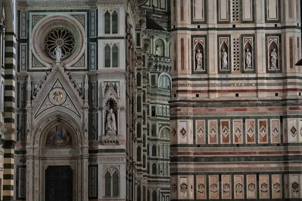 Floransa, İtalya - 4 Kasım 2024: Santa Maria del Fiore Katedrali 'nin gece manzarası. Floransa Şehri ve Duomo Santa Maria Del Fiore.