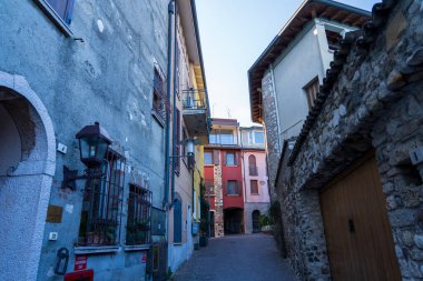 Sirmione, İtalya - 6 Kasım 2024: Sirmione 'nin tarihi merkezi Scaliger Castle, Garda Gölü kıyısında. Castello Scaligero di Sirmione