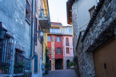 Sirmione, İtalya - 6 Kasım 2024: Sirmione 'nin tarihi merkezi Scaliger Castle, Garda Gölü kıyısında. Castello Scaligero di Sirmione