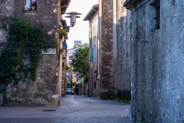 Sirmione, İtalya - 6 Kasım 2024: Sirmione 'nin tarihi merkezi Scaliger Castle, Garda Gölü kıyısında. Castello Scaligero di Sirmione