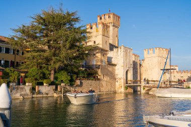 Sirmione, İtalya - 6 Kasım 2024: Sirmione 'nin tarihi merkezi Scaliger Castle, Garda Gölü kıyısında. Castello Scaligero di Sirmione