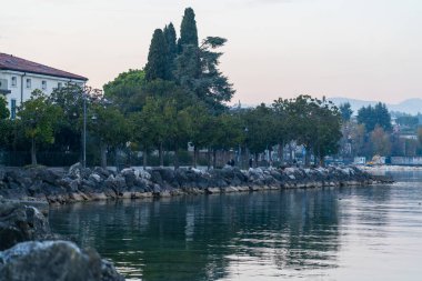 Desenzano del Garda, İtalya - 6 Kasım 2024: Yatlı şehir ve marina manzarası. Garda Gölü üzerindeki şehir.