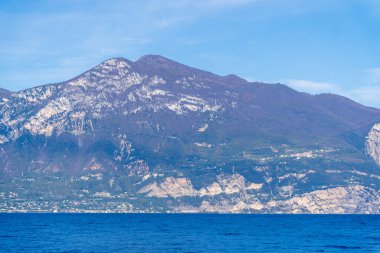 Garda Gölü, İtalya - 6 Kasım 2024: Dağlı ve yatlı manzara.