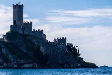 Malcesine, İtalya - 6 Kasım 2024: Malcesine Kalesi 'nin (Castello Scaligero di Malcesine) manzarası, Garda Gölü.