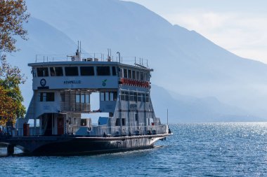 Riva del Garda, İtalya - 7 Kasım 2024 Garda Gölü ve dağların manzarası. Adamello feribotu.