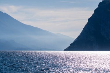 Riva del Garda, İtalya - 7 Kasım 2024: Garda Gölü ve dağların manzarası.