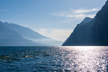 Riva del Garda, İtalya - 7 Kasım 2024: Garda Gölü ve dağların manzarası.