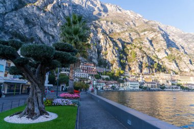 Limone Sul Garda, İtalya - 7 Kasım 2024: Garda Gölü ve Dağları Manzaralı Şehir.