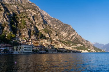 Limone Sul Garda, İtalya - 7 Kasım 2024: Garda Gölü ve Dağları Manzaralı Şehir.