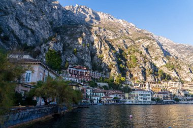 Limone Sul Garda, İtalya - 7 Kasım 2024: Garda Gölü ve Dağları Manzaralı Şehir.