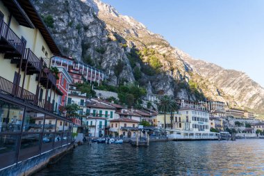 Limone Sul Garda, İtalya - 7 Kasım 2024: Garda Gölü ve Dağları Manzaralı Şehir.