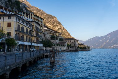 Limone Sul Garda, İtalya - 7 Kasım 2024: Garda Gölü ve dağların manzarası.