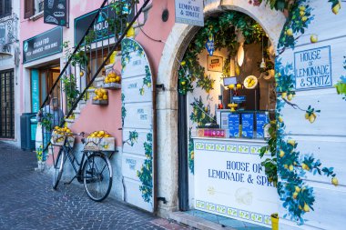 Limone Sul Garda, İtalya - 7 Kasım 2024: Garda Gölü ve Dağları Manzaralı Şehir. Limon Dükkanı. Limoncello ve Limon Pazarı.