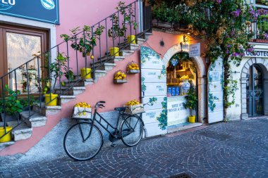 Limone Sul Garda, İtalya - 7 Kasım 2024: Garda Gölü ve Dağları Manzaralı Şehir. Limon Dükkanı. Limoncello ve Limon Pazarı.