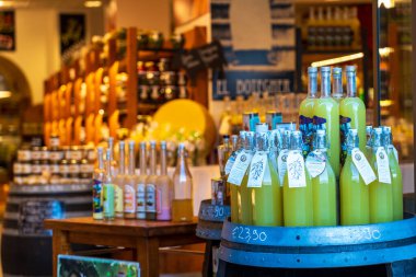 Limone Sul Garda, İtalya - 7 Kasım 2024: Garda Gölü ve Dağları Manzaralı Şehir. Limon Dükkanı. Limoncello ve Limon Pazarı.