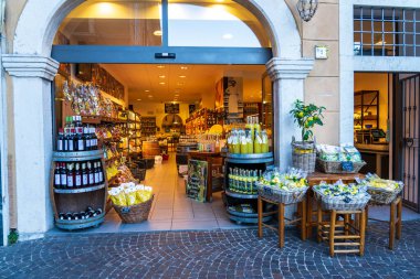 Limone Sul Garda, İtalya - 7 Kasım 2024: Garda Gölü ve Dağları Manzaralı Şehir. Limon Dükkanı. Limoncello ve Limon Pazarı.