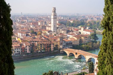 Verona, İtalya - 8 Kasım 2024: Şehir manzarası. Şehrin havadan görünüşü. Eski şehrin panoraması.