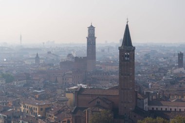 Verona, İtalya - 8 Kasım 2024: Şehir manzarası. Şehrin havadan görünüşü. Eski şehrin panoraması.