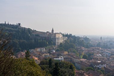 Verona, İtalya - 8 Kasım 2024: Şehir manzarası. Şehrin havadan görünüşü. Eski şehrin panoraması.
