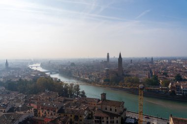 Verona, İtalya - 8 Kasım 2024: Şehir manzarası. Şehrin havadan görünüşü. Eski şehrin panoraması.