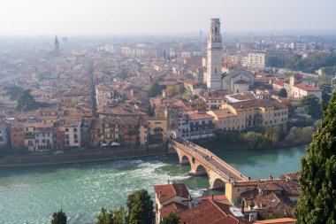 Verona, İtalya - 8 Kasım 2024: Şehir manzarası. Şehrin havadan görünüşü. Eski şehrin panoraması.