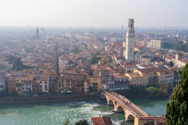 Verona, İtalya - 8 Kasım 2024: Şehir manzarası. Şehrin havadan görünüşü. Eski şehrin panoraması.