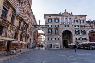 Verona, İtalya - 8 Kasım 2024: Şehir manzarası. Lamberti Kulesi, Piazza della Signoria ve Dante Alighieri 'nin heykeli, eski kasabanın panoraması..