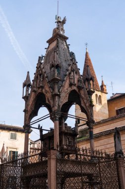 Verona, İtalya - 8 Kasım 2024: Şehir manzarası. Scaliger kemerleri, eski şehrin panoraması..