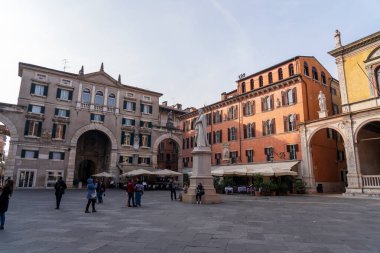Verona, İtalya - 8 Kasım 2024: Şehir manzarası. Lamberti Kulesi, Piazza della Signoria ve Dante Alighieri 'nin heykeli, eski kasabanın panoraması..