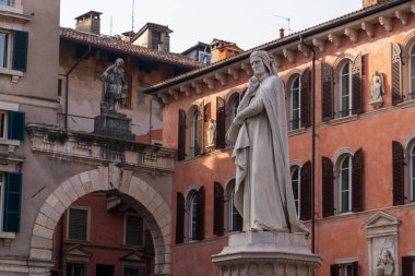 Verona, İtalya - 8 Kasım 2024: Şehir manzarası. Lamberti Kulesi, Piazza della Signoria ve Dante Alighieri 'nin heykeli, eski kasabanın panoraması..