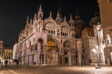 Venedik, İtalya - 8 Kasım 2024: St. Mark Bazilikası ve Valinin Sarayı 'nın akşam manzarası