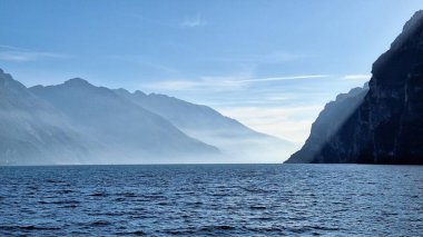 Riva del Garda, İtalya - 7 Kasım 2024: Garda Gölü ve dağların manzarası.