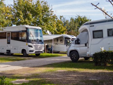 Florence, İtalya, 5 Kasım 2024, kampçılar otoparka park etmiş. Bir karavan, seyahat karavanı, karavan, karavan ya da karavan, yolun arka tarafında çekilen bir karavandır. Bir karavan (ayrıca karavan, karavan, karavan, karavan))