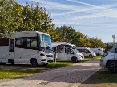 Florence, İtalya 5 Kasım 2024: Kampçılar bir otoparka park ettiler. Bir karavan, seyahat karavanı, karavan, seyahat karavanı ya da karavan, yolun arka tarafında çekilen bir karavandır. Bir karavan (ayrıca karavan, karavan, karavan, karavan))