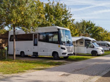 Florence, İtalya, 5 Kasım 2024, kampçılar otoparka park etmiş. Bir karavan, seyahat karavanı, karavan, karavan ya da karavan, yolun arka tarafında çekilen bir karavandır. Bir karavan (ayrıca karavan, karavan, karavan, karavan))