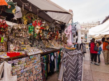 Verona, İtalya 8 Kasım 2024: Euntae şehir merkezindeki hediyelik eşya dükkanları. Hediyelik eşya satıcıları. Hatıra pazarı..