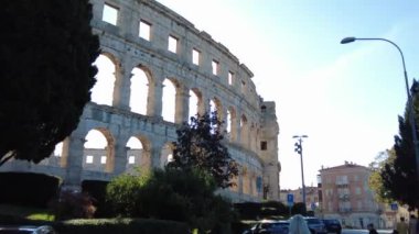 Pula, Hırvatistan - 3 Kasım 2024: Antik Roma tarihi ve mimarisinin Antik Arena (Antik Arena, Kolezyum) anıtı. Antik Roma taş duvarları.
