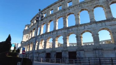 Pula, Hırvatistan - 3 Kasım 2024: Antik Roma tarihi ve mimarisinin Antik Arena (Antik Arena, Kolezyum) anıtı. Antik Roma taş duvarları.