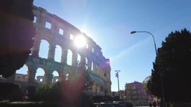 Pula, Hırvatistan - 3 Kasım 2024: Antik Roma tarihi ve mimarisinin Antik Arena (Antik Arena, Kolezyum) anıtı. Antik Roma taş duvarları.