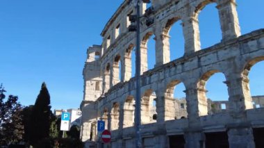 Pula, Hırvatistan - 3 Kasım 2024: Antik Roma tarihi ve mimarisinin Antik Arena (Antik Arena, Kolezyum) anıtı. Antik Roma taş duvarları.