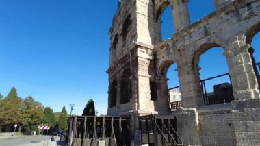 Pula, Hırvatistan - 3 Kasım 2024: Antik Roma tarihi ve mimarisinin Antik Arena (Antik Arena, Kolezyum) anıtı. Antik Roma taş duvarları.