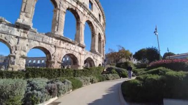 Pula, Hırvatistan - 3 Kasım 2024: Antik Roma tarihi ve mimarisinin Antik Arena (Antik Arena, Kolezyum) anıtı. Antik Roma taş duvarları.