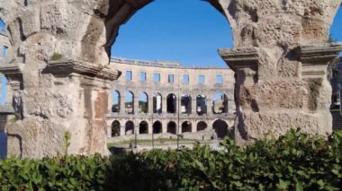 Pula, Hırvatistan - 3 Kasım 2024: Antik Roma tarihi ve mimarisinin Antik Arena (Antik Arena, Kolezyum) anıtı. Antik Roma taş duvarları.