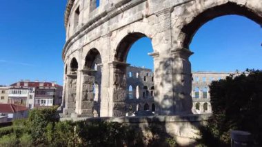 Pula, Hırvatistan - 3 Kasım 2024: Antik Roma tarihi ve mimarisinin Antik Arena (Antik Arena, Kolezyum) anıtı. Antik Roma taş duvarları.