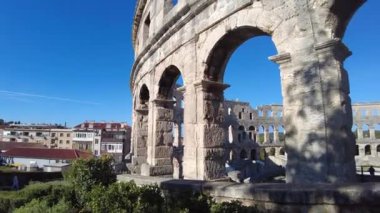 Pula, Hırvatistan - 3 Kasım 2024: Antik Roma tarihi ve mimarisinin Antik Arena (Antik Arena, Kolezyum) anıtı. Antik Roma taş duvarları.