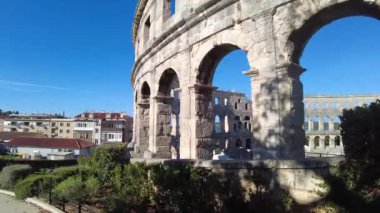 Pula, Hırvatistan - 3 Kasım 2024: Antik Roma tarihi ve mimarisinin Antik Arena (Antik Arena, Kolezyum) anıtı. Antik Roma taş duvarları.
