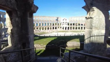 Pula, Hırvatistan - 3 Kasım 2024: Antik Roma tarihi ve mimarisinin Antik Arena (Antik Arena, Kolezyum) anıtı. Antik Roma taş duvarları.