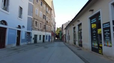 Pula, Hırvatistan - 3 Kasım 2024: Evleri olan bir şehir caddesi manzarası. Şehrin merkez caddesi..