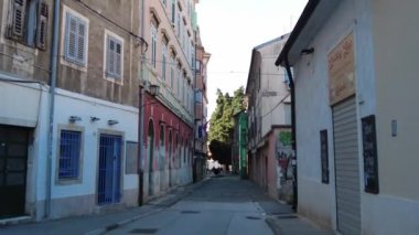 Pula, Hırvatistan - 3 Kasım 2024: Evleri olan bir şehir caddesi manzarası. Şehrin merkez caddesi..